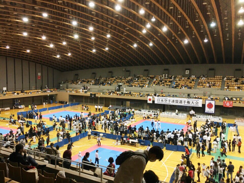 第9回日本空手連盟選手権大会にてクションマットがレンタルされました。実際に設置した様子の写真。