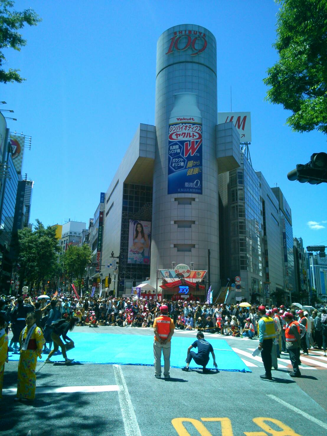 第21回 渋谷・鹿児島おはら祭にてイベントマットがレンタルされました。実際に設置した様子の写真。