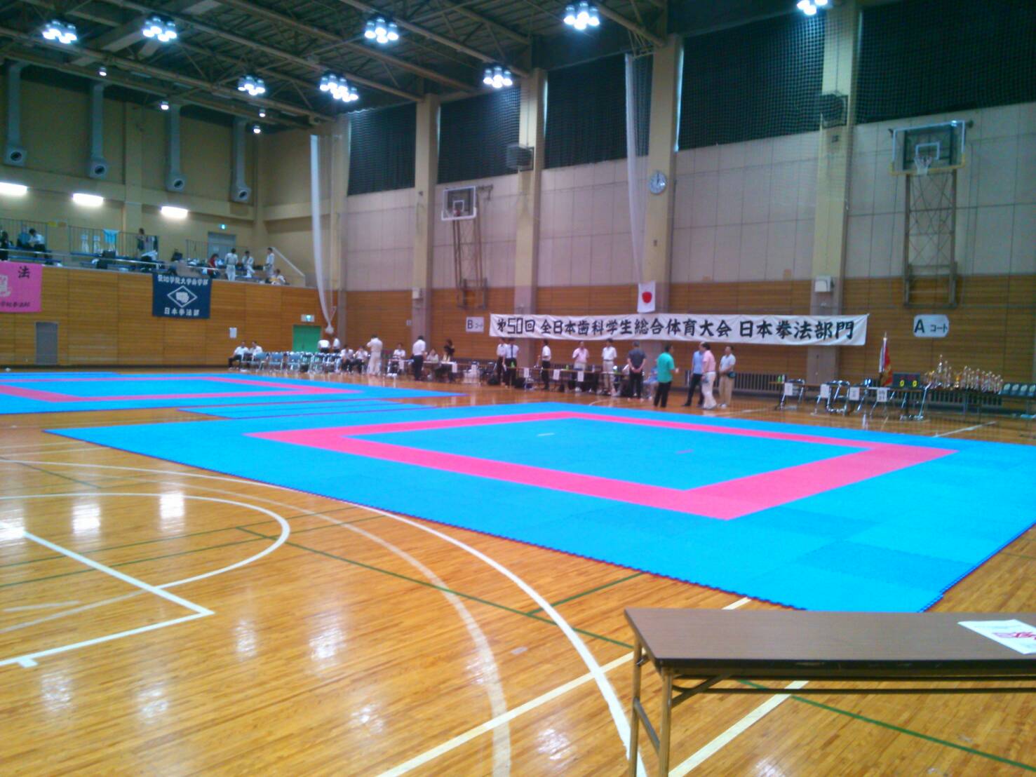 日本拳法にて大会用マットがレンタルされました。実際に設置した様子の写真。