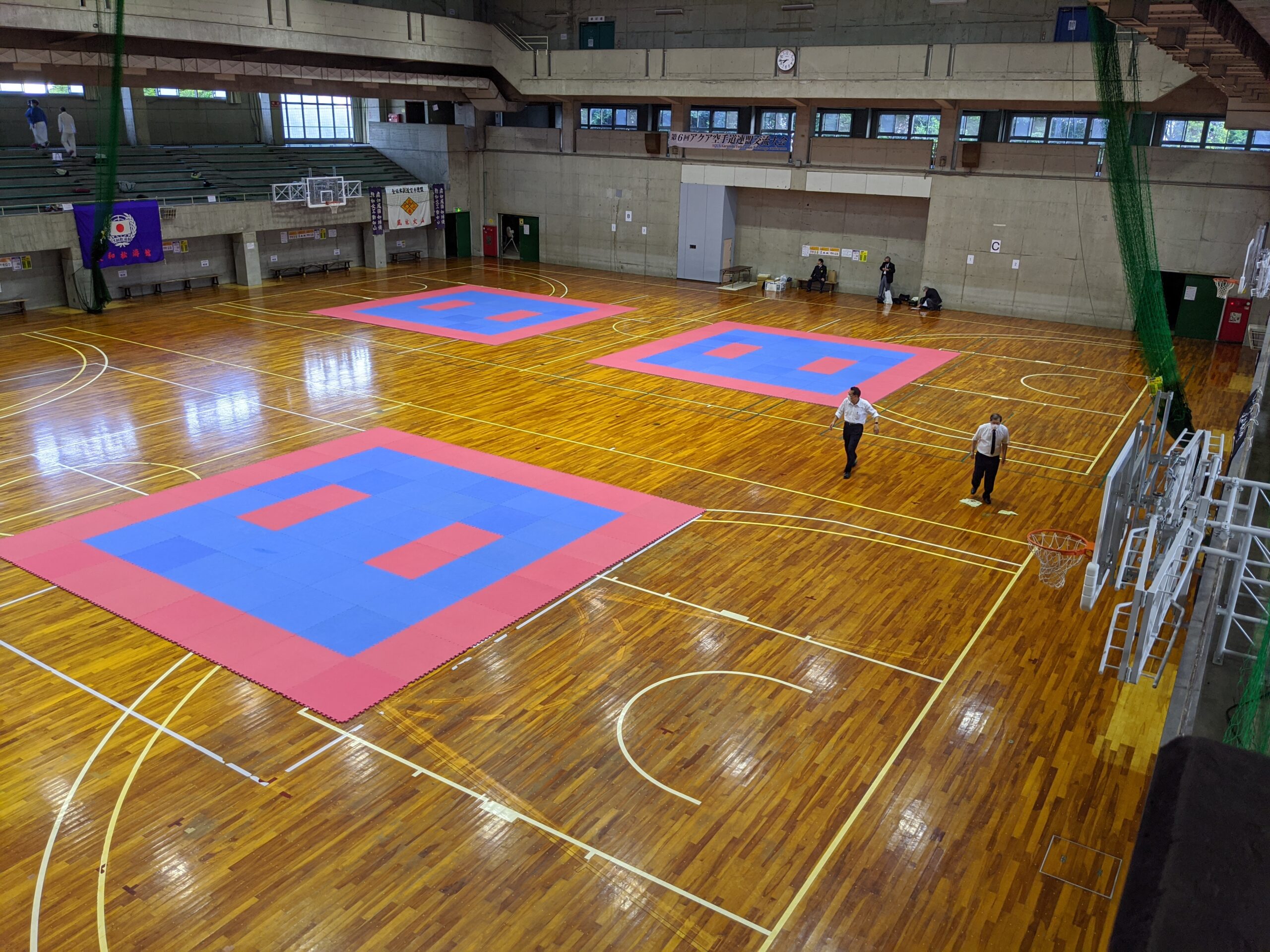 日本製鉄君津体育館にてジョイントマットがレンタルされました。実際に設置した様子の写真。